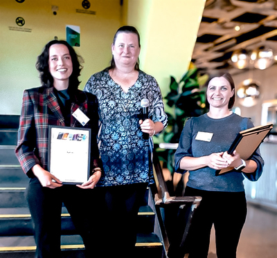Bildet kan inneholde: smil, bukse, tekstil, interiørdesign, liv.