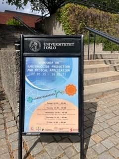 Bildet kan inneholde: logo.